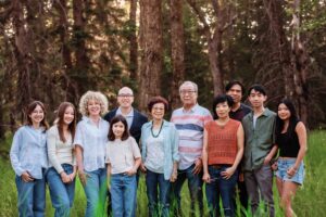 extended family photo in griffith woods calgary family photo session