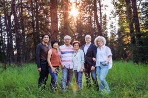 parents, siblings and inlaws posing for family photography calgary family photo session
